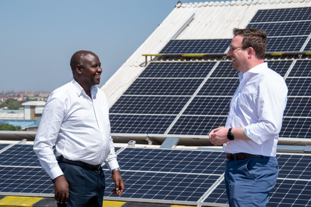 El director general Martin Baart en la planta solar de Vision Plaza en Kenia