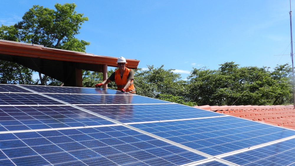 Lắp đặt hệ thống năng lượng mặt trời ở Guanacaste.