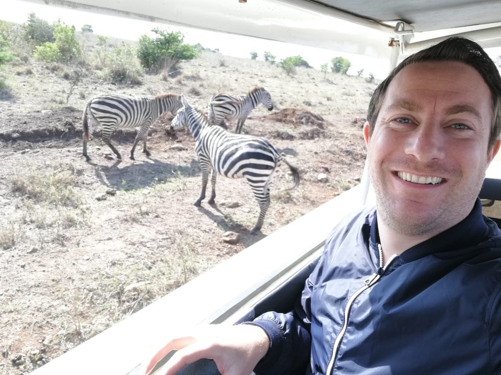 ecoligo-CEO Martin Baart zusammen mit echten Zebras